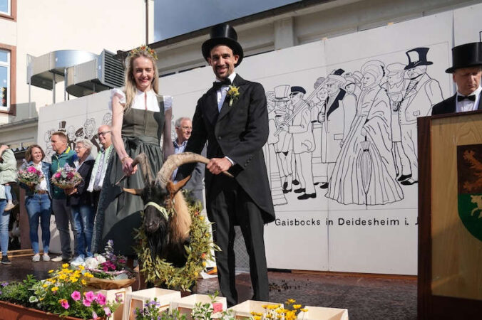 Tributbock Michael IV. und das Brautpaar Lisa und Michael Müller (Foto: Holger Knecht)