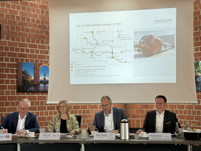 Dr. Klaus Vornhusen (Konzernbevollmächtigter und anderem für Rheinland-Pfalz), Landesklimaschutz- und Mobiliätsministerin Katrin Eder, Landrat und Verbandsvorsteher Dietmar Seefeldt und Verbandsdirektor Michael Heilmann bei der Vertragsunterzeichnung in den Räumen der Kreisverwaltung Südliche Weinstraße  (Quelle: MSt/ZÖPNV Süd)