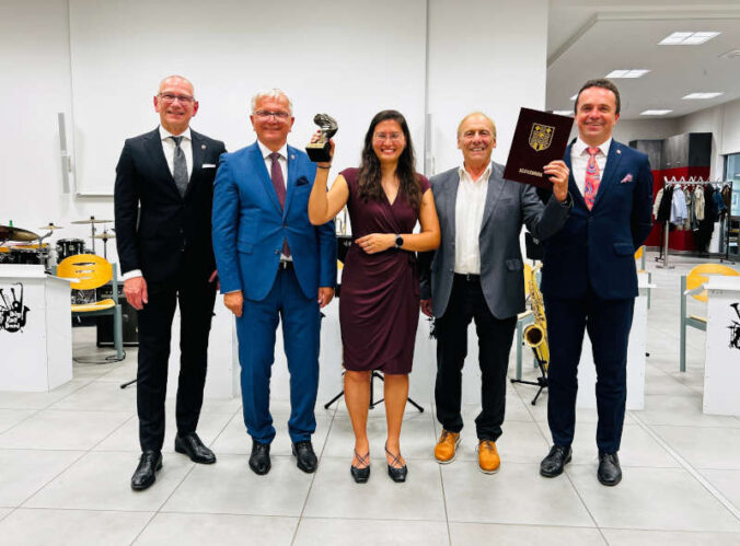 Piotr Sitnik (Vorsitzender des Stadtrates Kluczbork), Jarosław Kielar (Bürgermeister von Kluczbork), Bürgermeisterin Natalie Bauernschmitt, Bürgermeister a.D. Wolfgang Lutz und Grzegorz Błażewski (Leiter der Abteilung für Promotion und Gemeindeentwicklung in Kluczbork) bei der feierlichen Ehrung mit dem „Kluczborska Baszta“ (Foto: Stadt Bad Dürkheim)