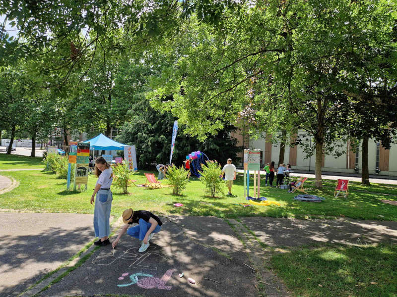 Feiern, Chillen und Freunde treffen bei der Schools-Out-Party am Wedebrunnen. (Foto: Stadt Pirmasens / Martina Fuhrmann)