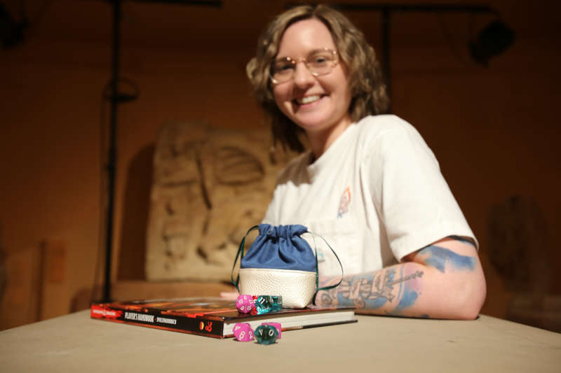 Anna Ockert, Mitarbeiterin am Historischen Museum der Pfalz und Spielleiterin des Pen and Paper-Workshops. (Bildnachweis: Historisches Museum der Pfalz, Foto: Susanne Schilz)