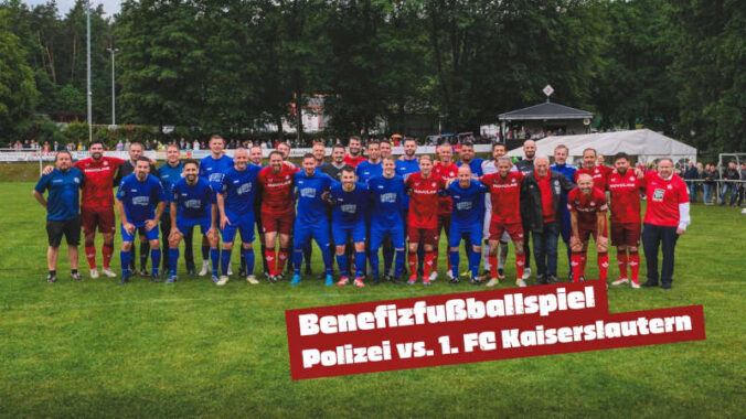 Die Teams der Polizei und der FCK-Traditionself stellten sich vor dem Benefizspiel zum Erinnerungsfoto auf. (Foto: Polizei RLP)