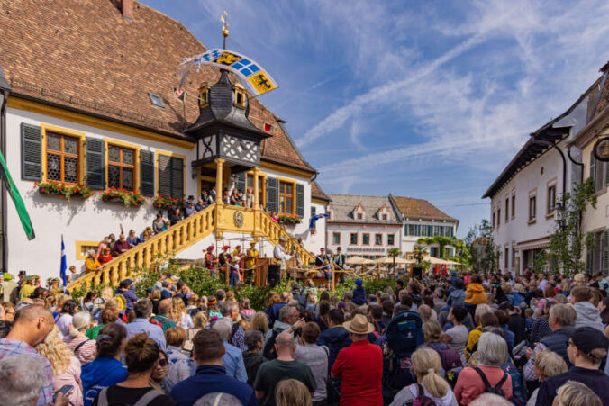 Historische Geißbockversteigerung Deidesheim (Foto: CC-BY Pfalz Touristik, Heimatlichter GmbH)