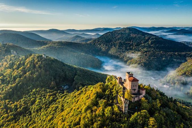 Majestätisch thront die Reichsburg Trifels über dem Pfälzerwald (Foto: Dominik Ketz / Pfalz-Touristik e.V.)