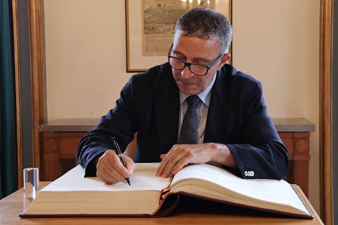 Azouz Begag verewigt sich im Goldenen Buch der Stadt Landau. (Quelle: Stadt Landau)