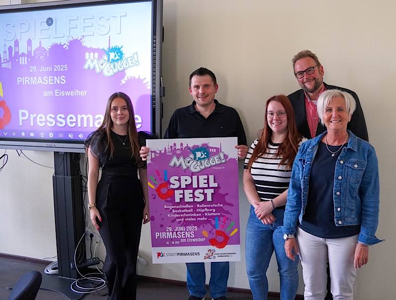 v.l.: Julia Göttmann (Stadtmarketing), Thorsten Kuntz, Corina Zelo und Bettina Theisinger (alle Stadtjugendamt), auf das sich nicht nur Oberbürgermeister Markus Zwick freut. (Foto: Stadtverwaltung Pirmasens / Max Mahr)