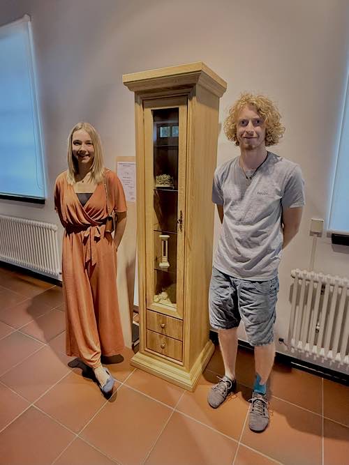 Maike Müller und Finn Hensch vor einem Gesellenstück (Foto: Bezirksverband Pfalz)