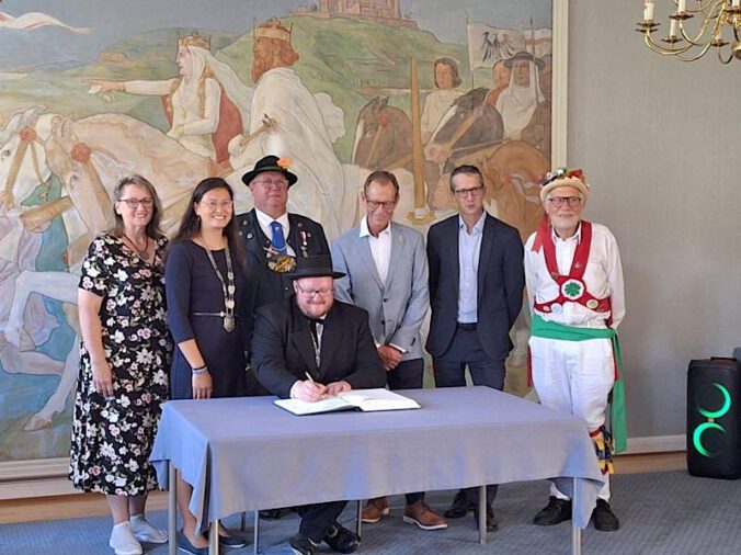 Eintrag ins Gästebuch der Stadt (Foto: Trachtengruppe Ungstein e.V.