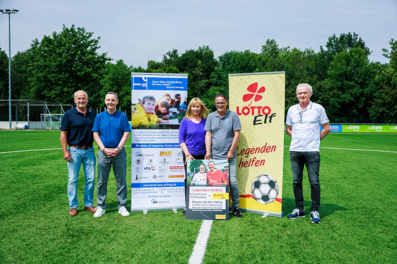 v.l.: SVH Vorsitzender Wilfried Adelfinger, Harald Stark und Petra Stölzle von der Bernd-Jung-Stiftung sowie die Fußballlegenden Edgar „Euro-Eddy“ Schmitt und Hans-Peter Briegel (Foto: mediateam Lotto Rheinland-Pfalz)