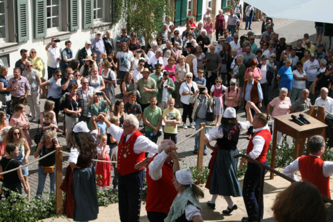 Auftritt der Trachten-Volkstanzgruppe Deidesheim (Foto: Tourist-Info Deidesheim)
