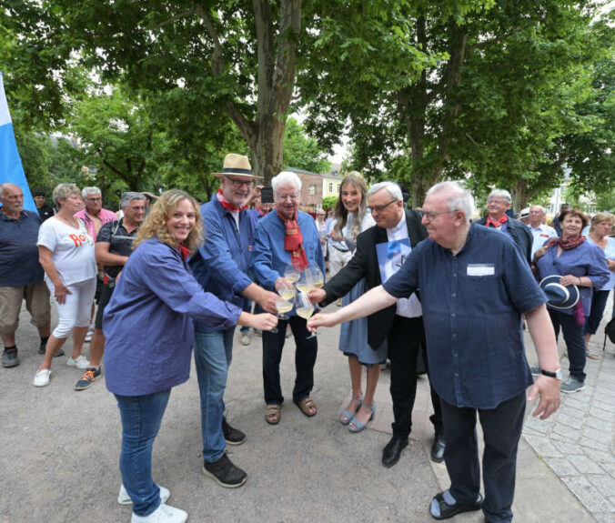 Stoßen gemeinsam auf den neuen Weinzehnt an: Winzerin Meike Schwaab, Kirrweilers Bürgermeister Rolf Metzger, Pfarrer i.R. Gerd Babelotzky, Pfarrer Peter Nirmaier, Weinprinzessin Zoé I., Bischof Dr. Karl-Heinz Wiesemann, Weihbischof Otto Georgens (Foto: Bistum Speyer / Klaus Landry)
