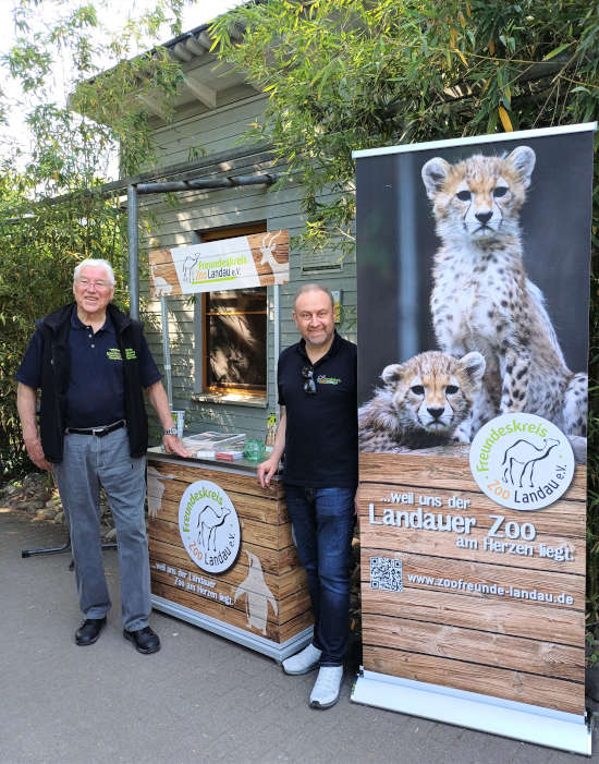 Mitglieder des Freundeskreis Zoo Landau e.V. informieren am Zooförderer-Tag über ihr Engagement. (Quelle: Zoo Landau)