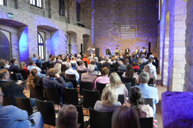 Das „Hambacher Fest“ ist vom Landtag Rheinland-Pfalz als „Ort der rheinland-pfälzischen Demokratiegeschichte“ ausgezeichnet worden. (Foto: Landtag Rheinland-Pfalz)