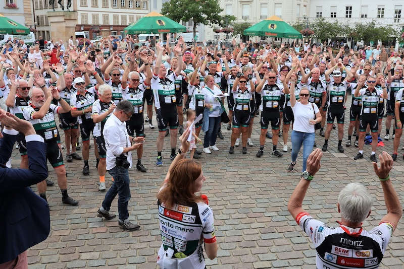 Der Abschluss der diesjährigen VOR-Tour der Hoffnung wurde in diesem Jahr auf dem Rathausplatz in Landau gefeiert. (Quelle: Stadt Landau)