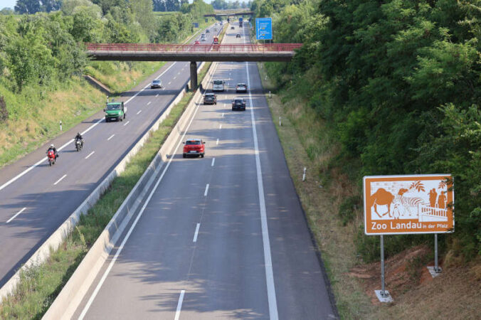 Lange ersehnt steht sie nun an der A65: die touristische Hinweistafel auf den Zoo Landau (Quelle: Stadt Landau)