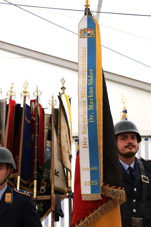 Verleihung des Fahnenbands (Foto: Bundeswehr/Frank Wiedemann)