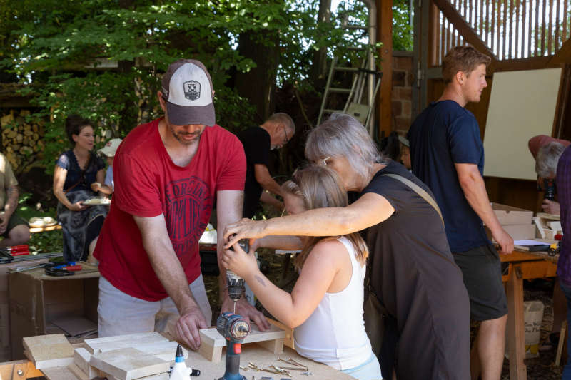 Nistkästenbau (Foto: Verbandsgemeindeverwaltung Edenkoben, Aline Wyrwich)