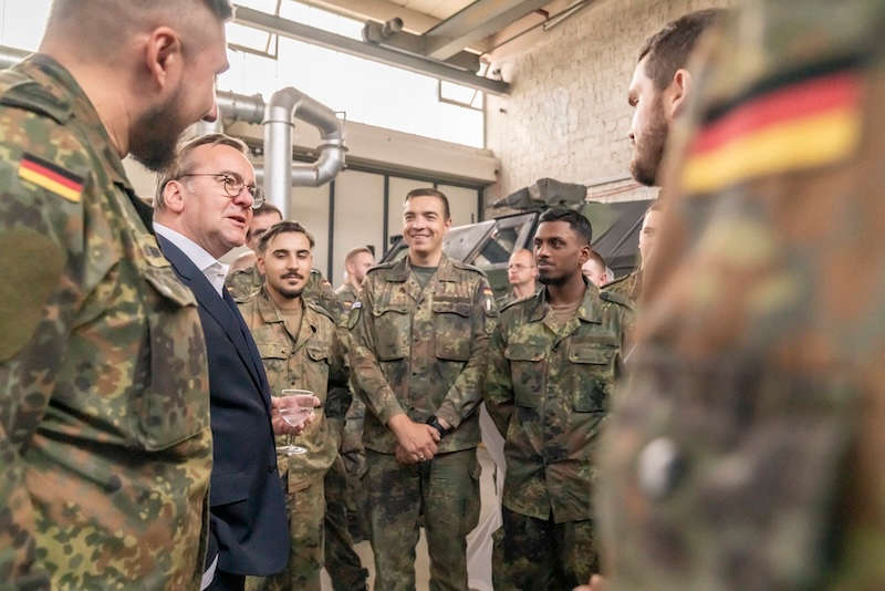 Boris Pistorius im Gespräch mit Soldaten (Foto: BMVg/Johannes Heyn)