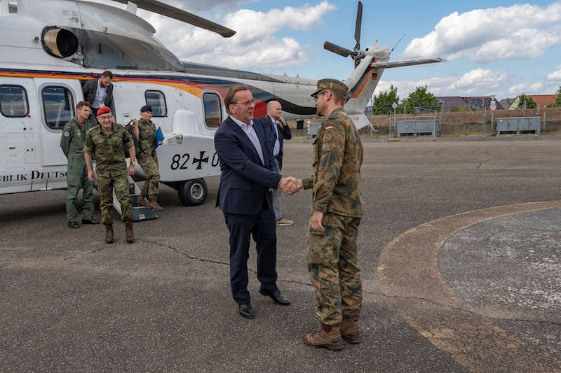Begrüßung durch Kommandeur Oberstleutnant Christian Zerau (Foto: Bundeswehr/Frank Wiedemann)