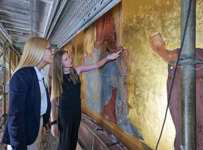 Christin Sauer, Vorstandsmitglied der Bürgerstiftung der Sparkasse Südpfalz, und Anne Lackner, Diplomandin am Lehrstuhl für Kunsttechnologie, Konservierung und Restaurierung von Wandmalerei an der Hochschule für Bildende Künste in Dresden, beim Betrachten des komplexen Schadensbildes am Wandgemälde von Johann Baptist Schraudolph in der Vorhalle des Speyerer Domes. (Quelle: Domkapitel Speyer, Foto: Klaus Landry)