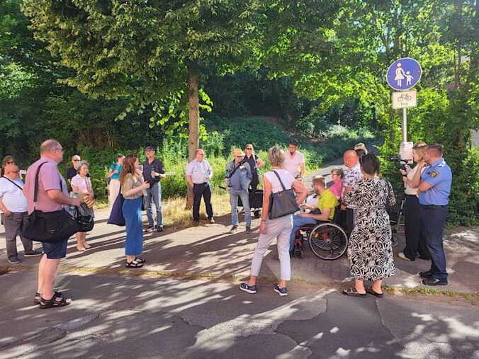 Im Rahmen von zwei Begehungen bei bestem Sommerwetter brachten sich Bürgerinnen und Bürger in die Begutachtung des Fußverkehrs vor Ort ein. (Foto: Stadt Kaiserslautern)