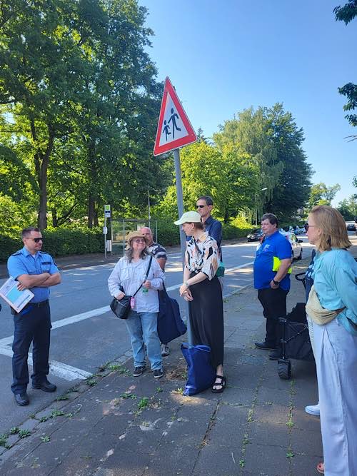 Im Rahmen von zwei Begehungen bei bestem Sommerwetter brachten sich Bürgerinnen und Bürger in die Begutachtung des Fußverkehrs vor Ort ein. (Foto: Stadt Kaiserslautern)