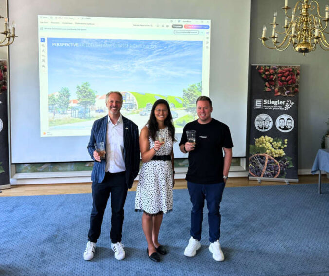 v.l.: Alex Herrle (Gebietsexpansionsleiter bei EDEKA Südwest), Bürger Natalie Bauernschmitt und Sven Stiegler (Geschäftsführer EDEKA Stiegler) (Foto: Stadtverwaltung Bad Dürkheim)