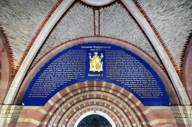 Nachbildung der Privilegieninschrift über dem Hauptportal des Doms anlässlich des Salierjahres 2011 (Quelle: Domkapitel Speyer, Foto: Klaus Landry)