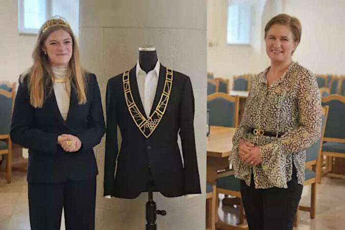 Präsentation der Amtskette für einen Deutschen Weinkönig durch die Deutsche Weinkönigin Charlotte Weihl (links) und DWI-Geschäftsführerin Melanie Broyé-Engelkes (Foto: Vier Türme GmbH - Goldschmiede Abtei Münsterschwarzach)