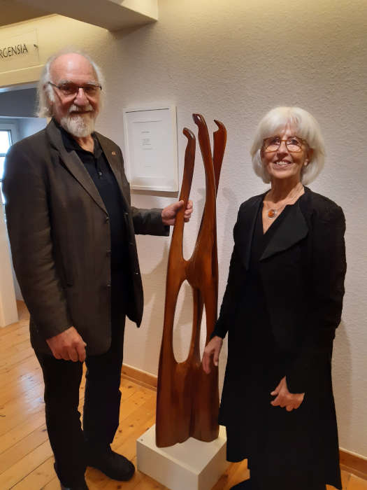 Der kreative Prozess ist bei Georg Becker und Gisela Becker-Berens ähnlich. Aus dem Groben arbeiten die Künstler ins Feine. Feilen an Text, Aussage und Form. In der Kreisgalerie begegnet Skulptur Lyrik. (Foto: Thomas Merzenich)