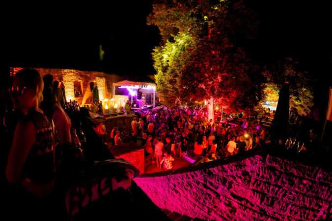 Die Burg rockt (Quelle: Veranstaltungsgesellschaft Landau Südliche Weinstraße mbH)