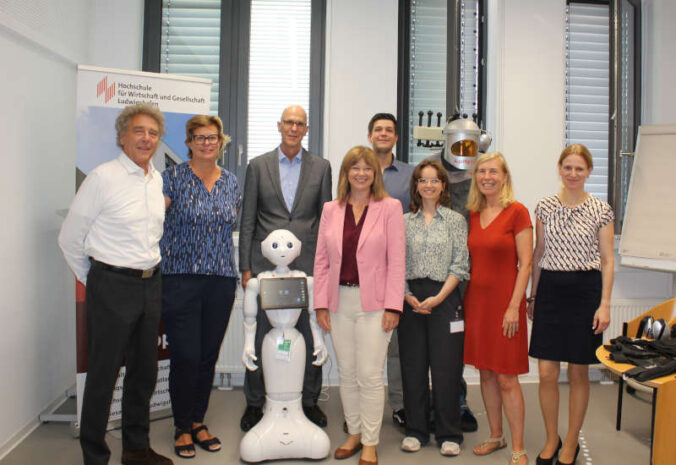 Staatssekretärin Nicole Steingaß (rechts neben ‚Pepper‘) zusammen mit dem Projektteam und der Hochschulleitung (Bild: HWG LU)