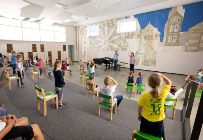 Gemeinsam musizieren im großen Chorsaal – Domkantor Joachim Weller und Musikpädagogin Petra Niopek. (Quelle: Dommusik Speyer, Foto: Klaus Landry)