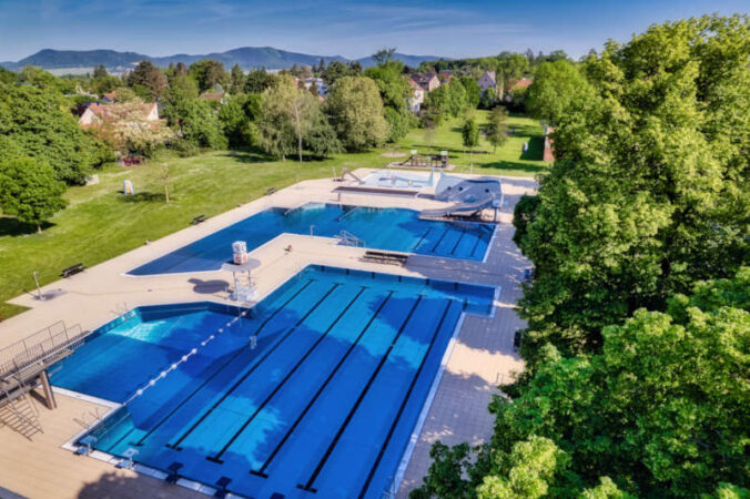 Luftaufnahme Freibad am Prießnitzweg (Foto: Stadtholding Landau in der Pfalz GmbH, Fotografin Britta Hoff)