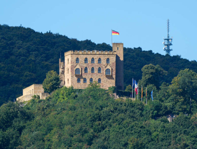 Das Hambacher Schloss und der Kalmitturm (Foto: Holger Knecht)