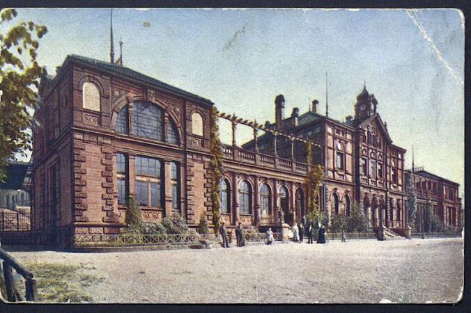 Zu Beginn des 20. Jahrhunderts wurde in Pirmasens ein repräsentatives Bahnhofsgebäude errichtet, das vom Selbstbewusstsein der aufstrebenden Schuhmetropole zeugte. (Foto: Sammlung Stadtarchiv)