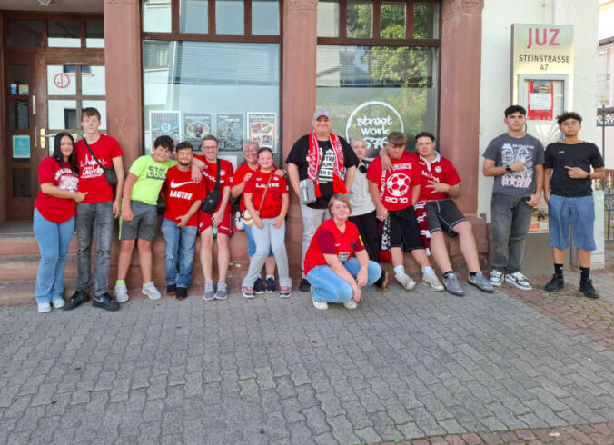 Ein Highlight des JUZ-Ferienprogramms war der gemeinsame Besuch des ersten FCK-Heimspiels der neuen Saison gegen Schalke. (Foto: Stadt Kaiserslautern)