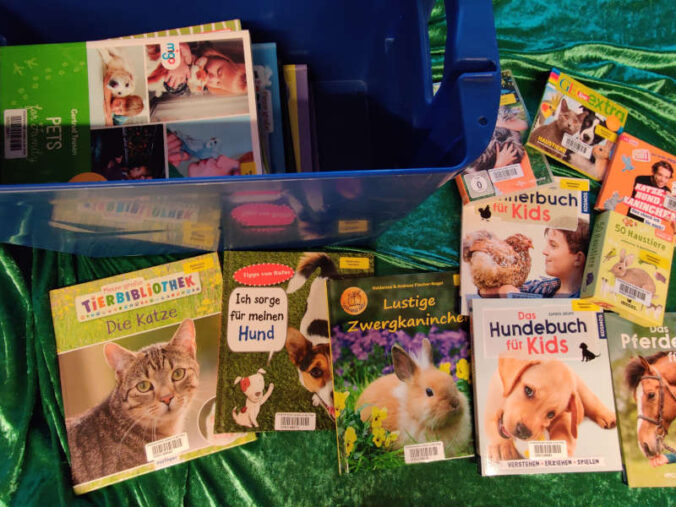 Ca. 20 Medien rund um Hund, Katze, Kaninchen und Co. sind in der neuen Themenbox „Haustiere“ zu finden. (Quelle: Stadt Landau)