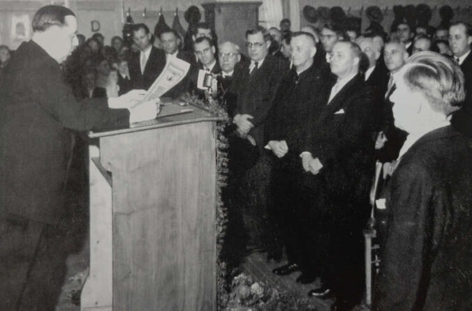 Der damalige Ministerpräsident Peter Altmeier beim Festakt zur Stadterhebung am 1.10.1950 im Gasthaus zum Ochsen. (Quelle Selinger, Gehrard: 1950-2000 Schifferstadt – Bilder aus einem halben Jahrhundert)