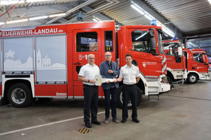Freuen sich über das neue HLF der Freiwilligen Feuerwehr Landau: der stellvertretende Brand- und Katastrophenschutzinspekteur Michael Bumb, Oberbürgermeister Dominik Geißler und Brand- und Katastrophenschutzinspekteur Stefan Krauch (v.l.n.r.). (Quelle: Stadt Landau)