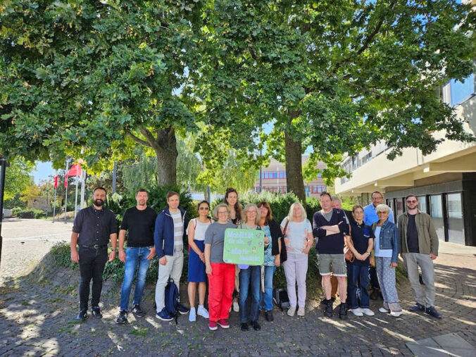 Die Gruppe des Spaziergangs beim Start am Rathaus. (Foto: Stadt Kaiserslautern)