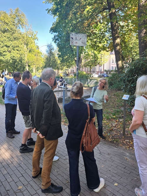 Sabine Michels vom städtischen Bildungsbüro erläuterte die einzelnen Stationen. (Foto: Stadt Kaiserslautern)