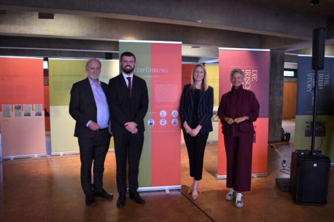 Oberbürgermeisterin Beate Kimmel mit Generalkonsulin Anne-Marie Flynn, dem stellvertretenden Generalkonsul Aaron Reen sowie Staatssekretär Prof. Jürgen Hardeck vor der Ausstellung im Rathausfoyer. (Foto: Stadt Kaiserslautern)