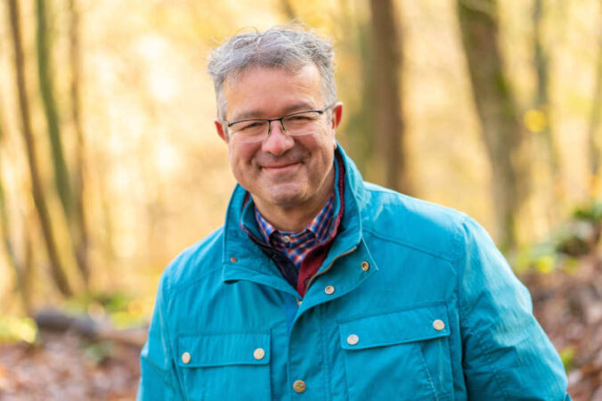 Manuel Andrack, ex-Sidekick von Harald Schmidt, liest auf vier Naturbühnen aus seinen Wanderbüchern. (Foto: Bopicture).
