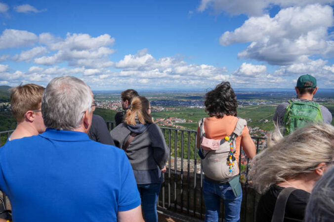 Besucher auf dem Turm des Hambacher Schlosses (Foto: Holger Knecht)