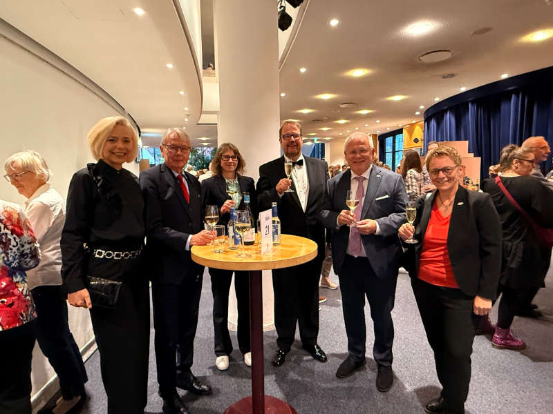 Führungsebene des Pfalztheaters zusammen mit BV Vorstand: vlnr: Sabine Weichel-Muders, Dr. Klaus Weichel (Erster stellvertretender Bezirkstagsvorsitzender), Simone Grub (Kaufmännische Direktorin des Pfalztheaters), Daniel Böhm (Künstlerischer Direktor des Pfalztheaters), Hans-Ulrich Ihlenfeld (Bezirkstagsvorsitzender), Tanja Hermann (Referatsleiterin Unternehmensentwicklung und -kommunikation). (Foto: BV Pfalz)