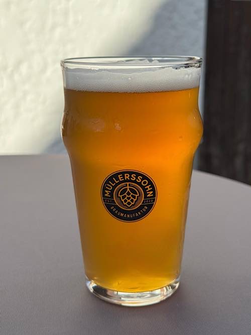 Ein frisch gezapftes Bier von Müllerssohn (Foto: VHS Annweiler am Trifels)