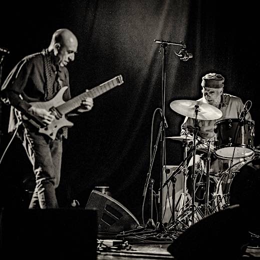 Schlagzeuger Erwin Ditzner und Gitarrist Elliott Sharp (Foto: Frank Schindelbeck)