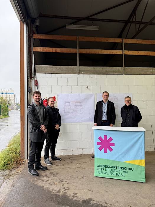 Baustart in der ehemalige Gewerbehalle, die zu einem Arbeits- und Veranstaltungsort wird: v.l.n.r. die Architekten Nicolas Treitz und Pascal Richter, Baudezernent Bernhard Adams und LGS-Geschäftsführerin Anne Pieper. (Foto: LGS27)