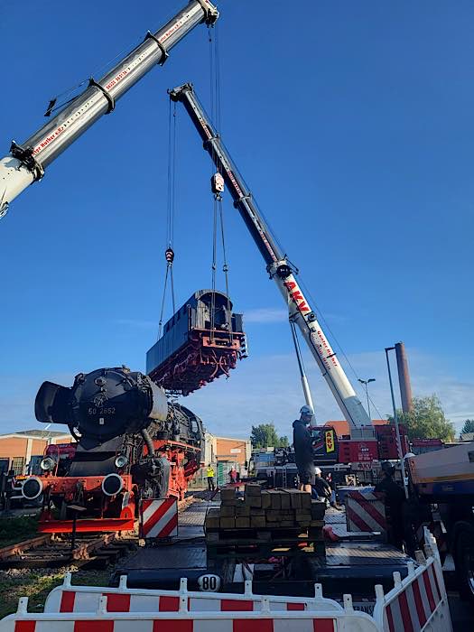 Zuerst wird der Tender verladen. (Foto: Stadt Kaiserslautern)